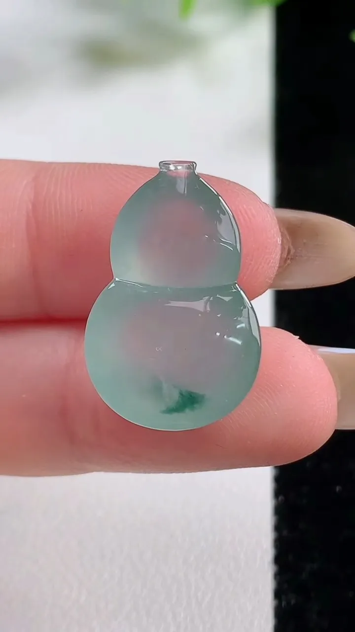 天然A货翡翠冰种飘花葫芦镶嵌件，尺寸22.8-15-7，重量:3.73g
11月9日