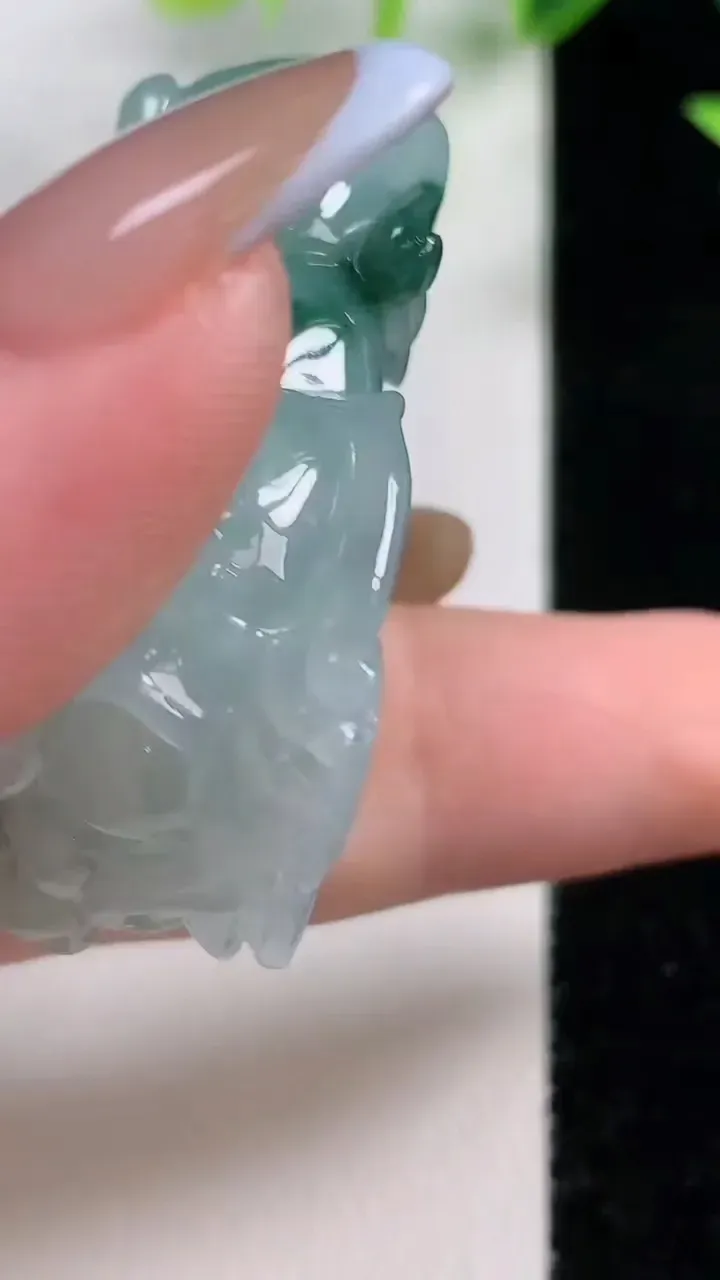 天然A货翡翠飘花霸王貔貅吊坠，尺寸44.3-26.7-15.7，重量:43.58g
11月9日