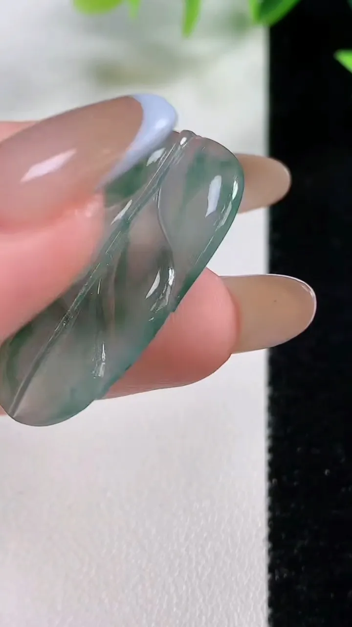 天然A货翡翠冰种飘花金枝玉叶 叶子镶嵌件，尺寸34.3-20.4-2.6，重量:3.98g
11月9