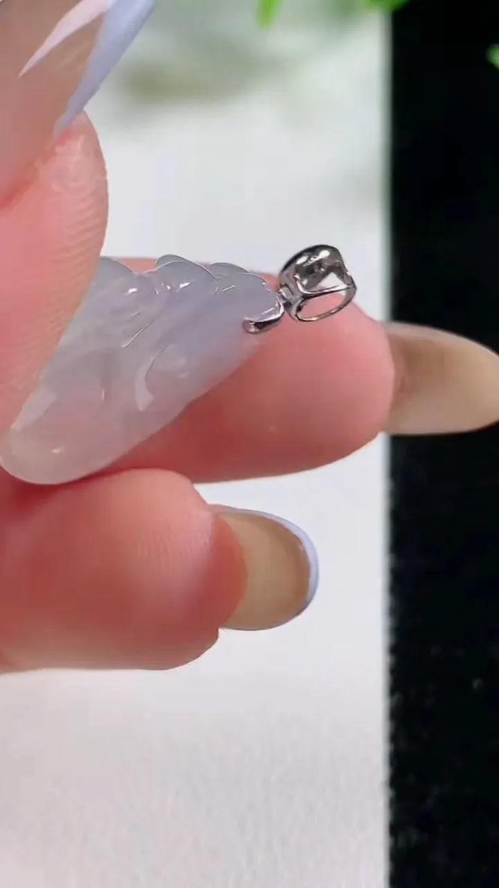 天然A货翡翠种白冰佛公吊坠，尺寸19.8-21.6-5.3，重量:3.68g
11月9日