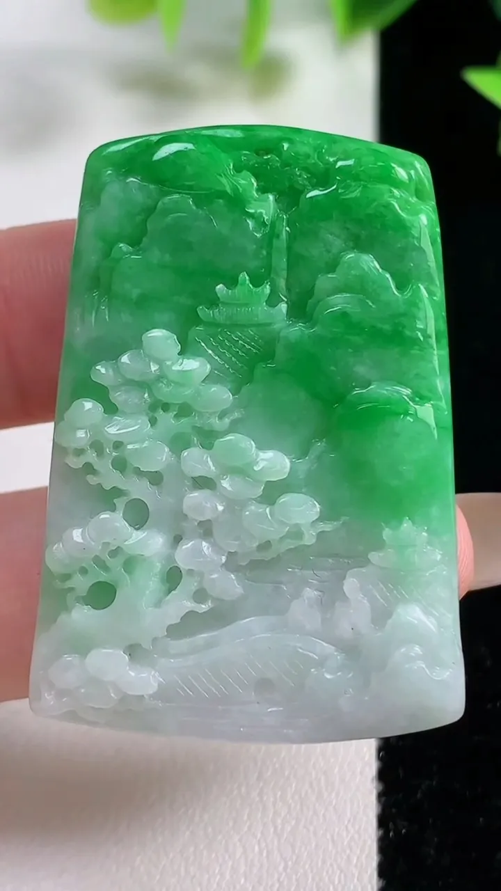 天然A货翡翠山水牌吊坠，尺寸44.4-30.4-5.2，重量:17.46g
11月9日