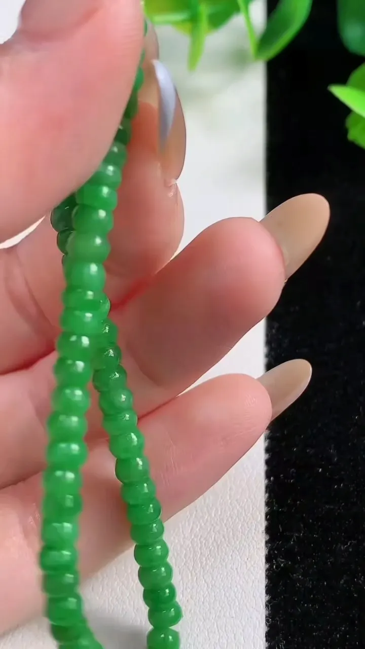 天然A货翡翠算盘珠手串64颗，尺寸4.4-2.7，重量:7.34g11月9日
工厂直销收藏佳品,种好水足，色泽均匀，有种有色，上手高大气！