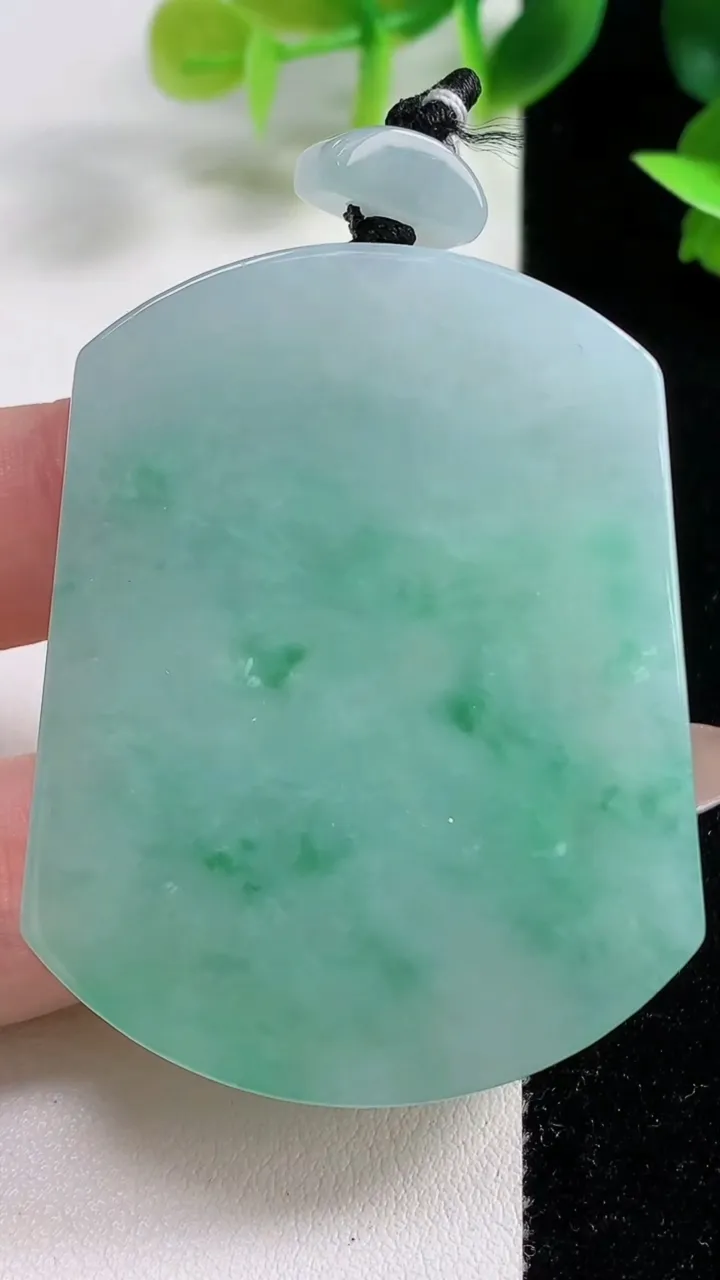 天然A货翡翠无事牌吊坠，尺寸52.7-41.2-6.2，重量:37.07g
11月9日