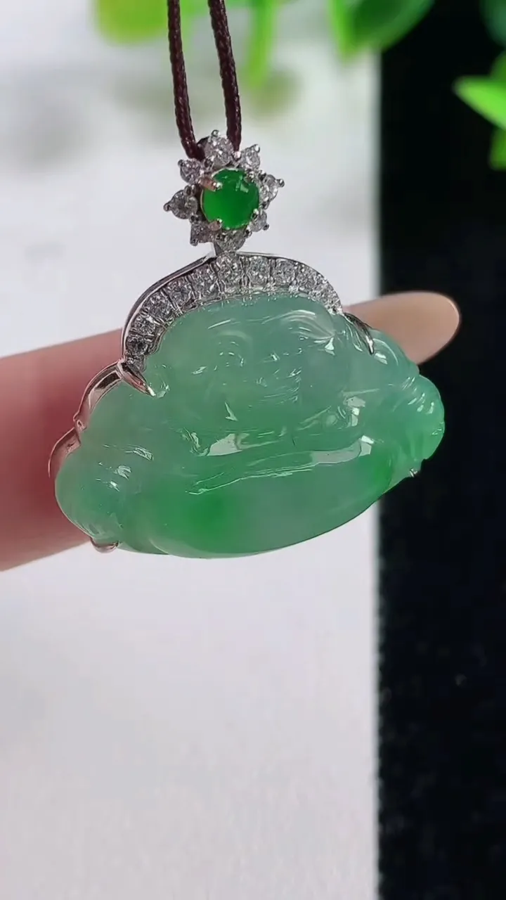 天然A货翡翠佛公吊坠，尺寸26.5-17.4-25-6.9，重量:5.26g
11月9日