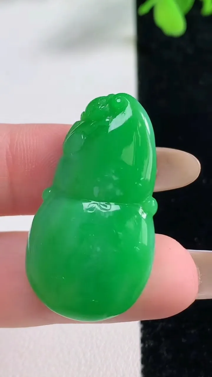 天然A货翡翠葫芦吊坠，尺寸35.6-20.2-6.3，重量:8.57g
11月9日