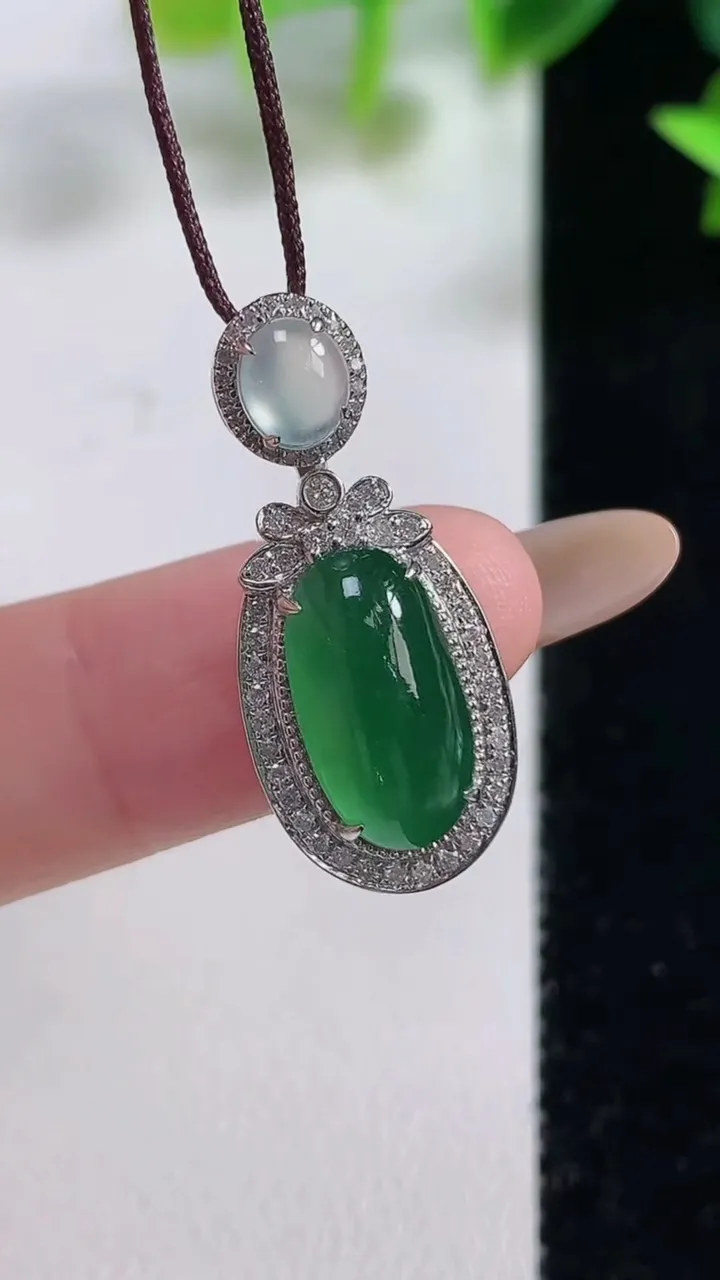 天然A货翡翠蛋面吊坠，尺寸27-12-7.5裸石14-7.9，重量:2.65g
11月9日