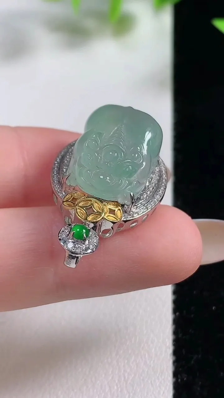 天然A货翡翠貔貅吊坠，尺寸32.4-18.6-11.7裸石20.7-12.7，重量:6.38g
11月9日