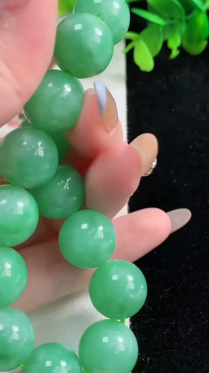 天然A货翡翠圆珠手串15颗，尺寸14，重量:72.35g11月9日
工厂直销收藏佳品,种好水足，色泽均匀，有种有色，上手高大气！