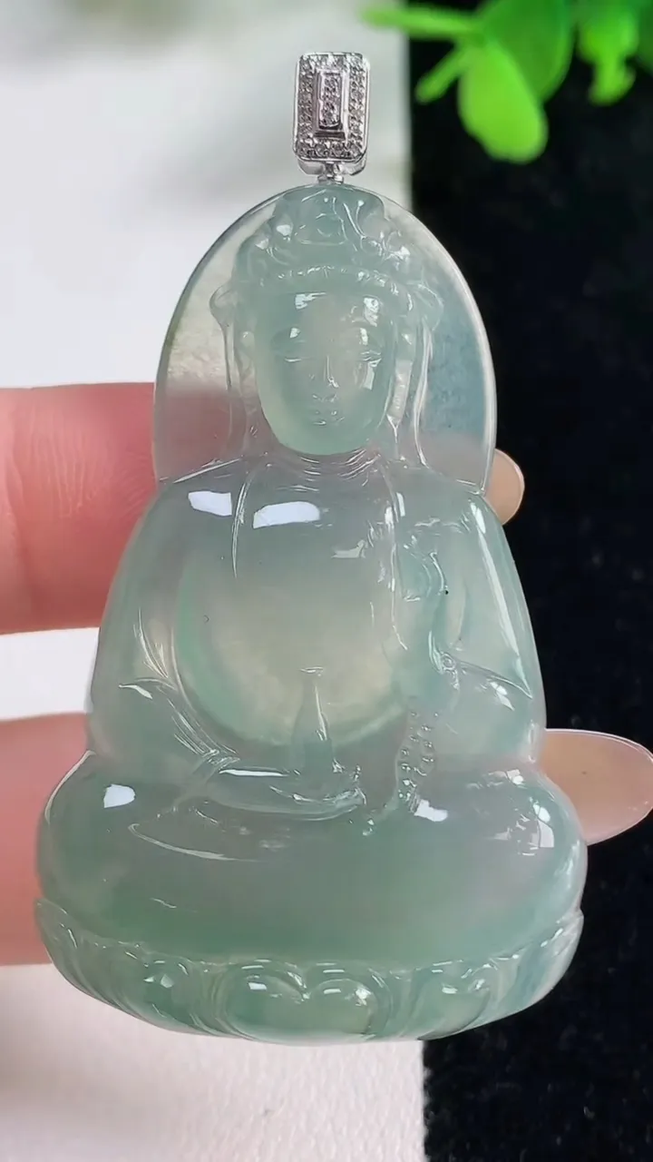 天然A货翡翠素衣观音菩萨吊坠，尺寸51-32.2-6.2，重量:17.45g
11月9日