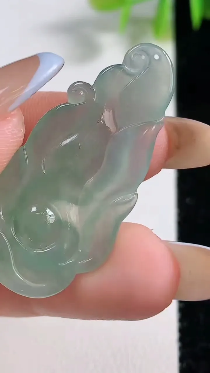 天然A货翡翠九尾狐吊坠，尺寸38.6-16.8-4.3，重量:4.40g
11月9日