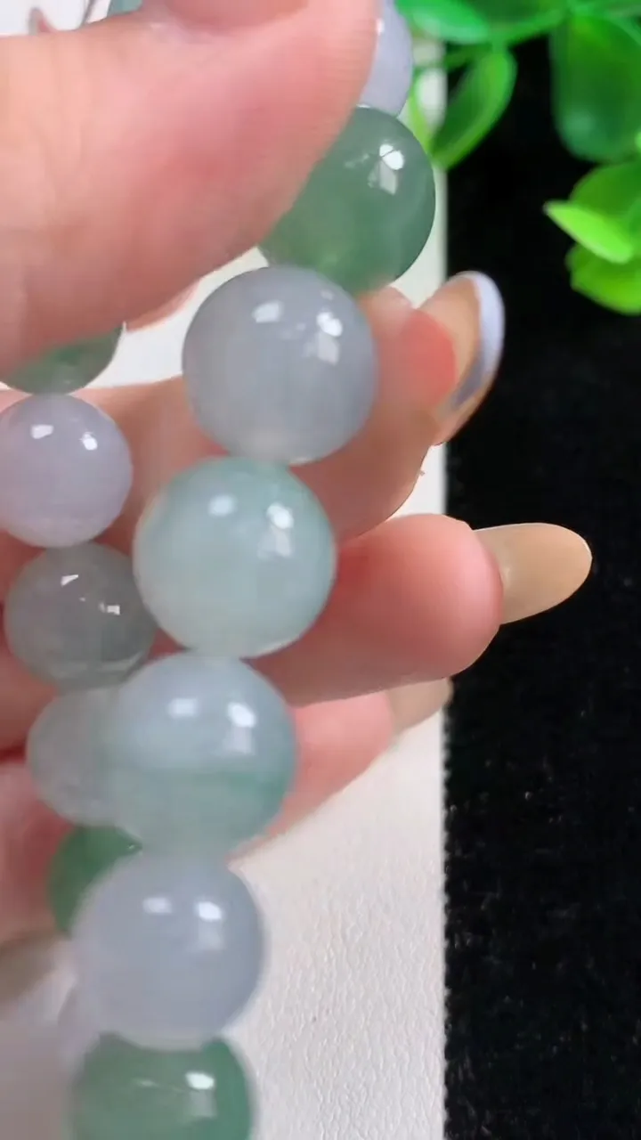 天然A货翡翠种飘花圆珠手串17颗，尺寸11.5，重量:44.40g11月9日
工厂直销收藏佳品,种好水足，色泽均匀，有种有色，上手高大气！