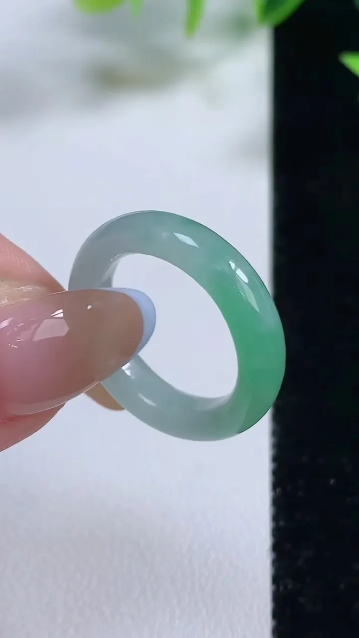 天然A货翡翠指环 戒指，尺寸17.4-5.2-3.9，重量:3.86g2025年11月9日
工厂直销收藏佳品,种好水足，色泽均匀，有种有色，上手高大气！