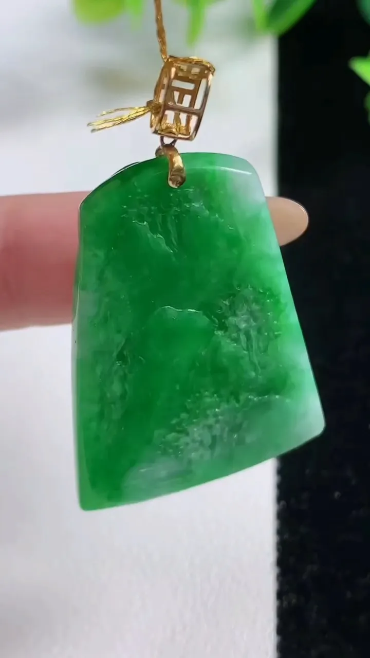 天然A货翡翠山水牌吊坠，尺寸37.3-25.8-6.9，重量:13.27g
11月9日