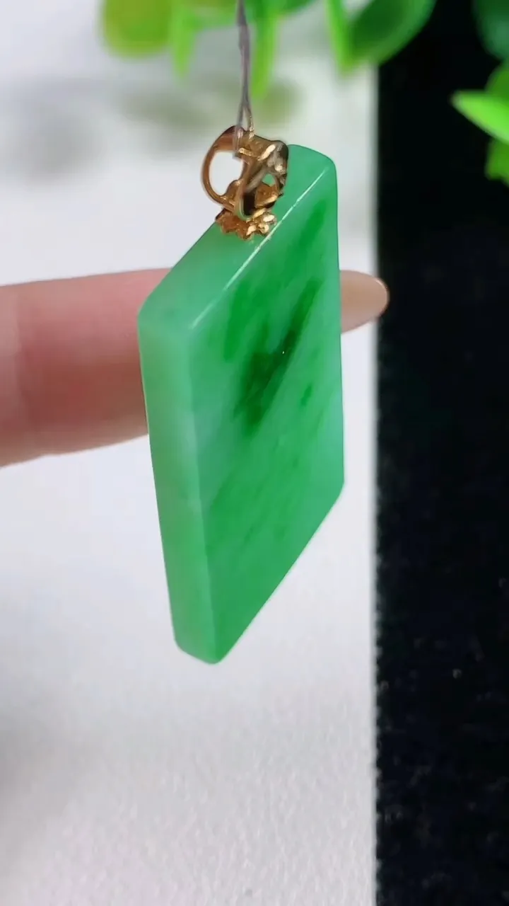 天然A货翡翠无事牌吊坠，尺寸36.4-19.7-4，重量:9.69g
11月9日