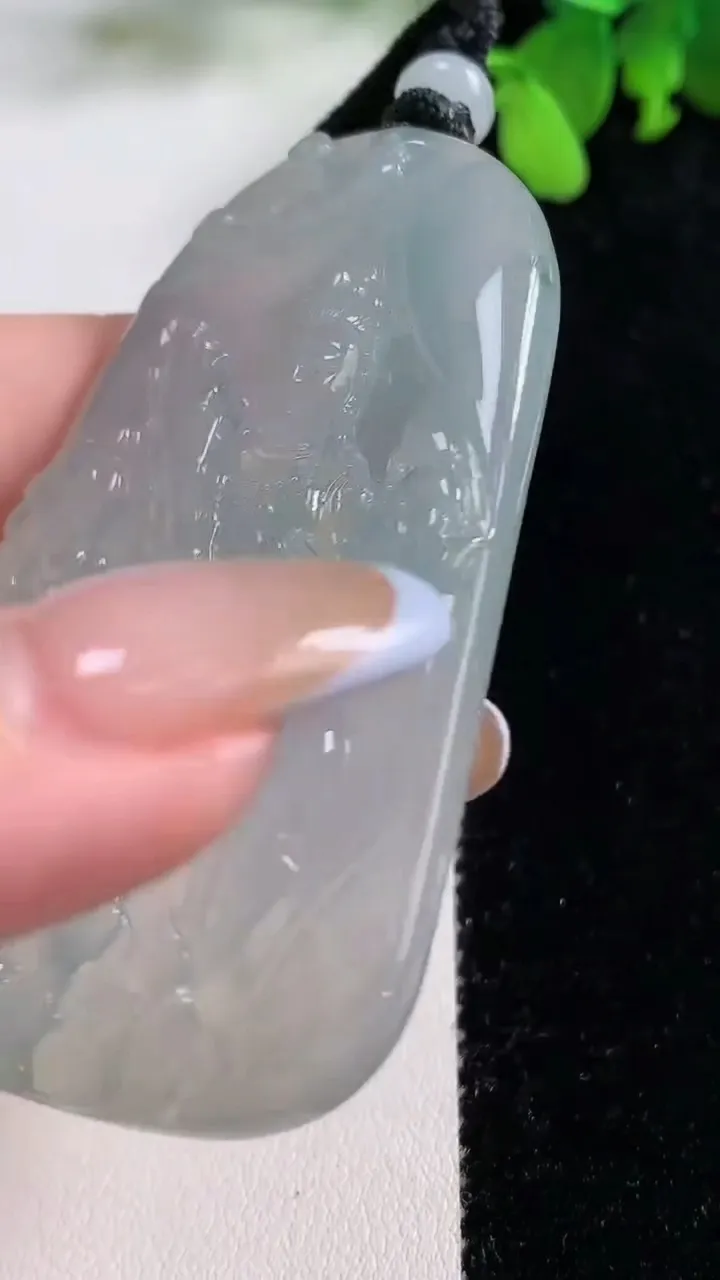 天然A货翡翠种飘花虚空藏菩萨吊坠，尺寸65.3-43-5.7，重量:36.96g
11月9日