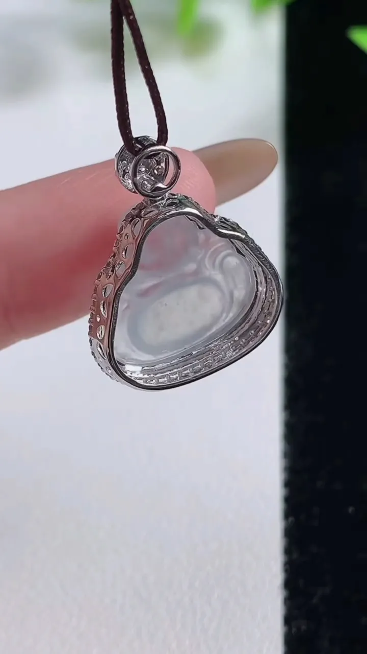 天然A货翡翠种白冰佛公吊坠，尺寸21-17-7.2裸石13.9-14.6，重量:2.40g
11月9日