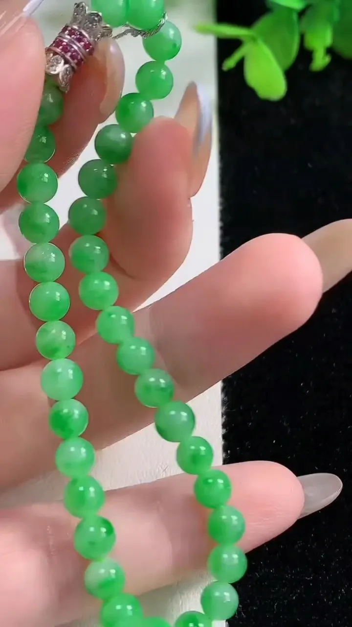 天然A货翡翠小米圆珠手串35颗，尺寸5，重量:8.71g11月9日
工厂直销收藏佳品,种好水足，色泽均匀，有种有色，上手高大气！