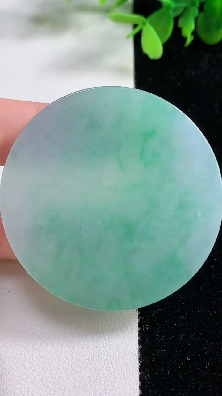 天然A货翡翠无事牌吊坠镶嵌件，尺寸51.5-6.6，重量:42.66g
11月9日