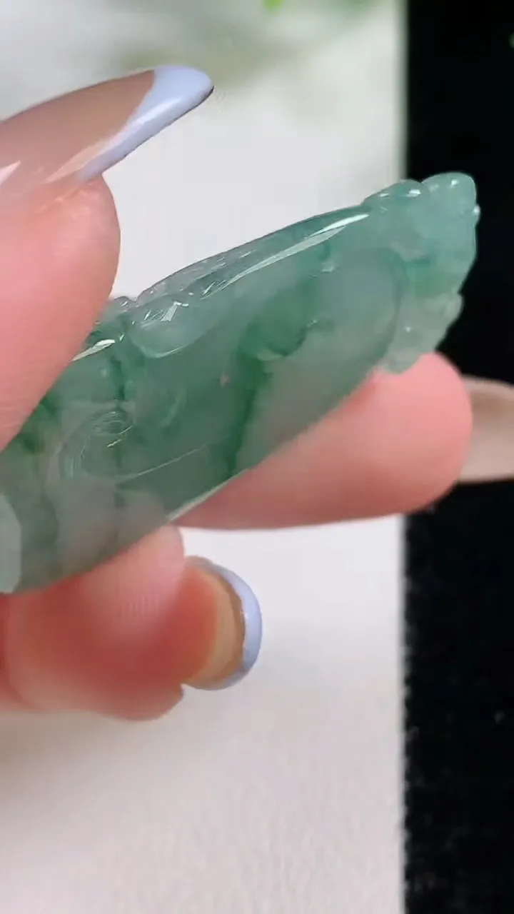 天然A货翡翠冰种飘花如意吊坠，尺寸38-19.6-5.9，重量:9.65g
11月9日