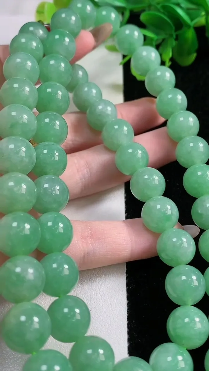 天然A货翡翠圆珠项链52颗，尺寸11.4，重量:138.11g11月9日
工厂直销收藏佳品,种好水足，色泽均匀，有种有色，上手高大气！