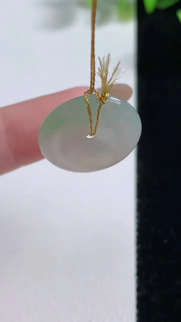 天然A货翡翠小平安扣吊坠，尺寸18.6-3.8，重量:2.97g
11月9日