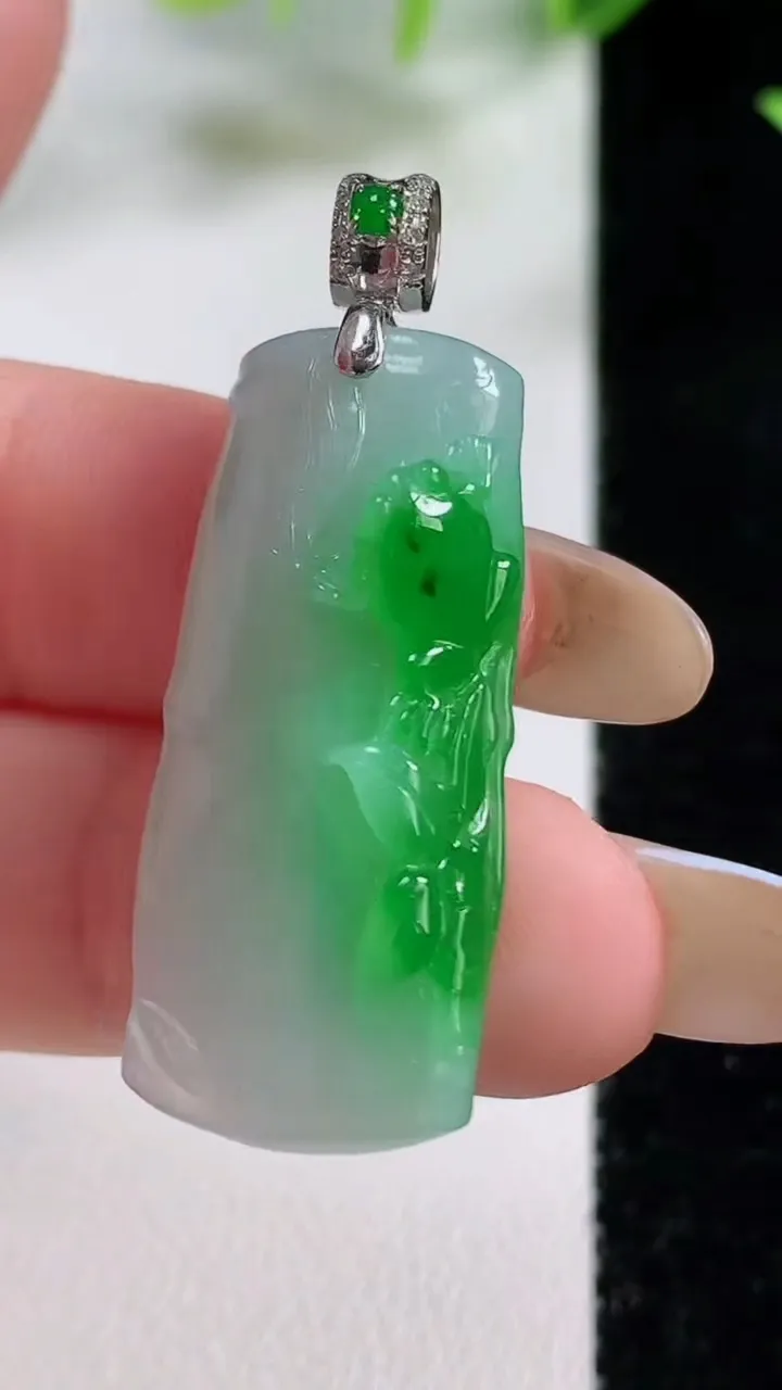 天然A货翡翠节节高升 竹节吊坠，尺寸33-14.3-6.1，重量:6.40g
11月9日