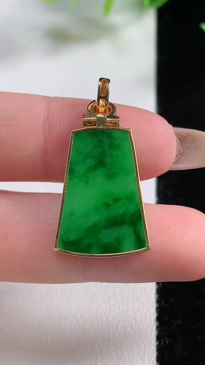 天然A货翡翠无事牌吊坠，尺寸21.8-16-2.1，重量:2.70g
11月9日