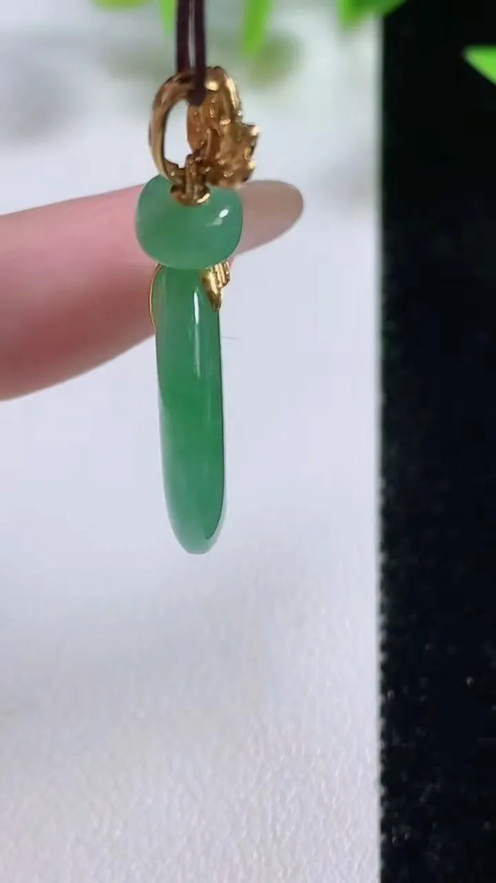 天然A货翡翠平安环吊坠，尺寸23.3-4，重量:5.38g
11月9日