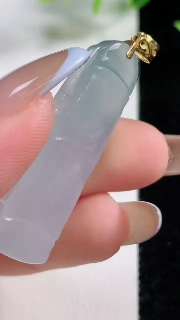 天然A货翡翠节节高升 竹节吊坠，尺寸40.8-15.6-5.8，重量:8.13g
11月9日