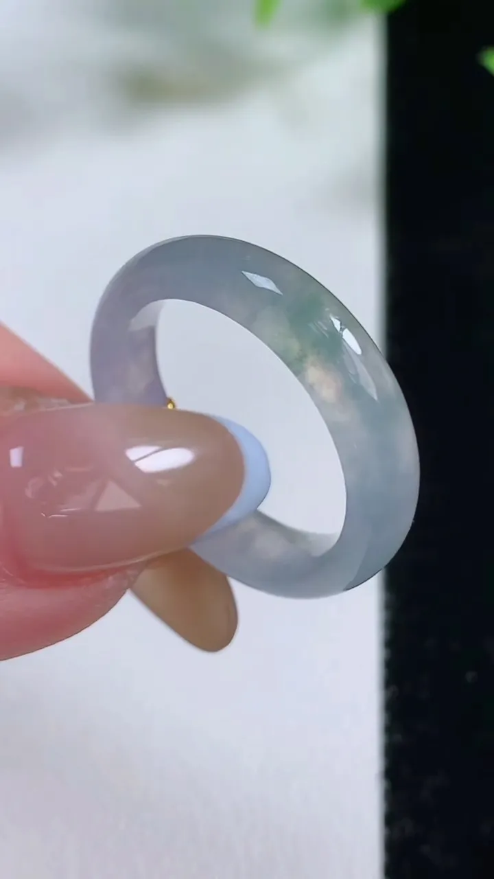 天然A货翡翠冰种飘花指环 戒指，尺寸18.7-5-3.2，重量:3.50g2025年11月9日
工厂直销收藏佳品,种好水足，色泽均匀，有种有色，上手高大气！