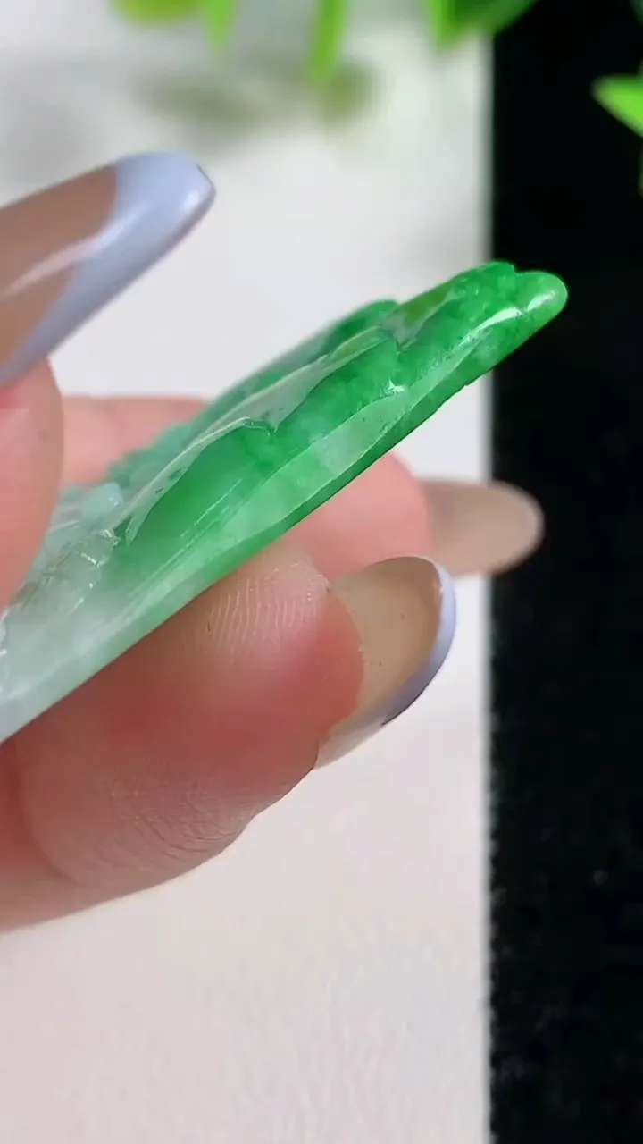 天然A货翡翠山水牌吊坠，尺寸44.4-30.4-5.2，重量:17.46g
11月9日