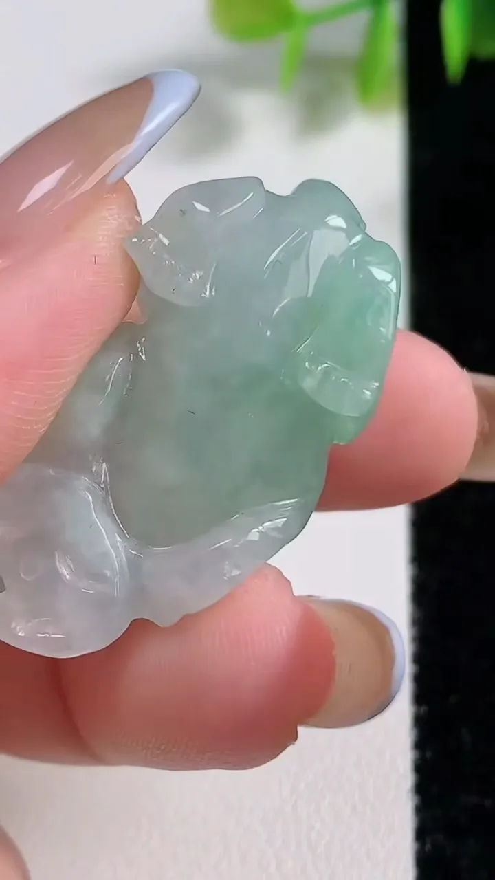 天然A货翡翠生肖兔吊坠，尺寸35.8-18-12.9，重量:15.58g
11月9日