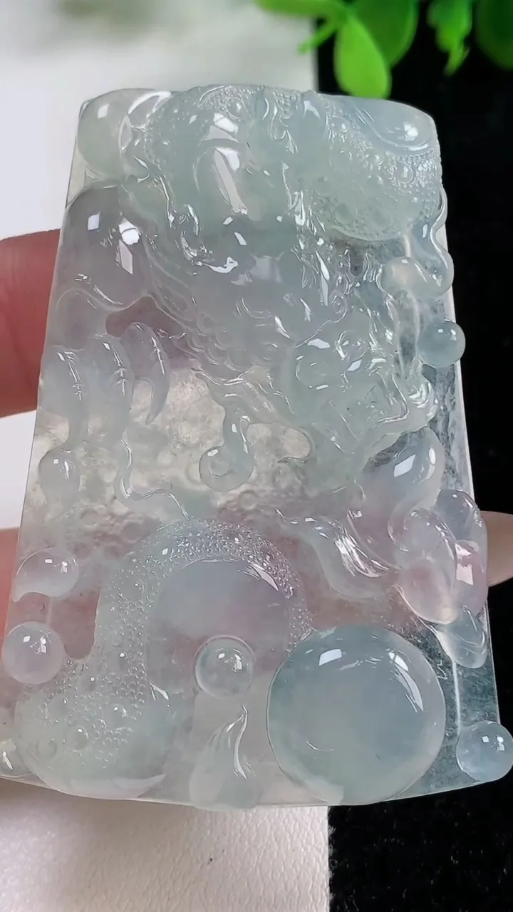 天然A货翡翠龙牌吊坠，尺寸61.3-42.8-6.7，重量:30.93g
11月9日