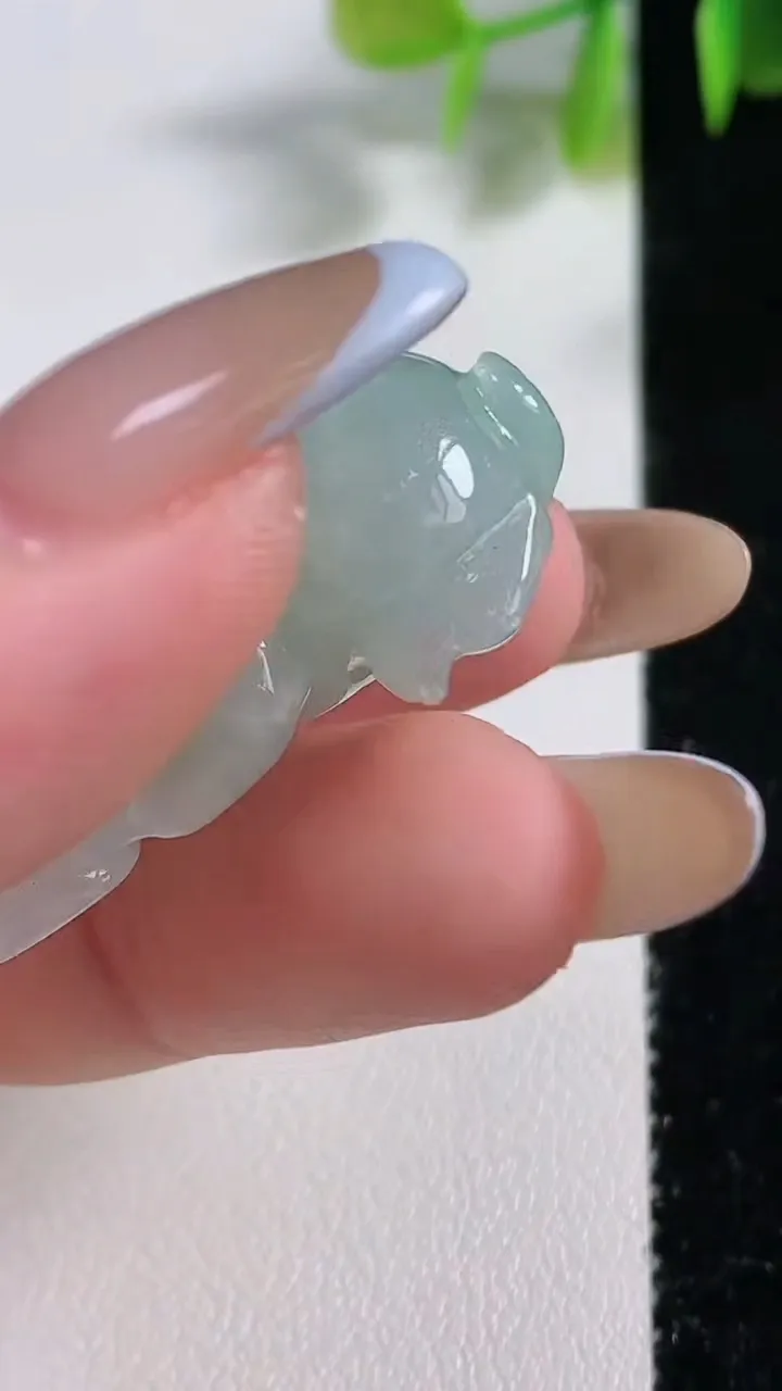 天然A货翡翠生肖兔吊坠，尺寸35.8-18-12.9，重量:15.58g
11月9日