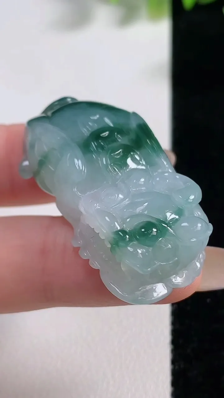 天然A货翡翠冰种飘花霸王貔貅吊坠，尺寸39.3-21.5-11.5，重量:21.09g
11月9日