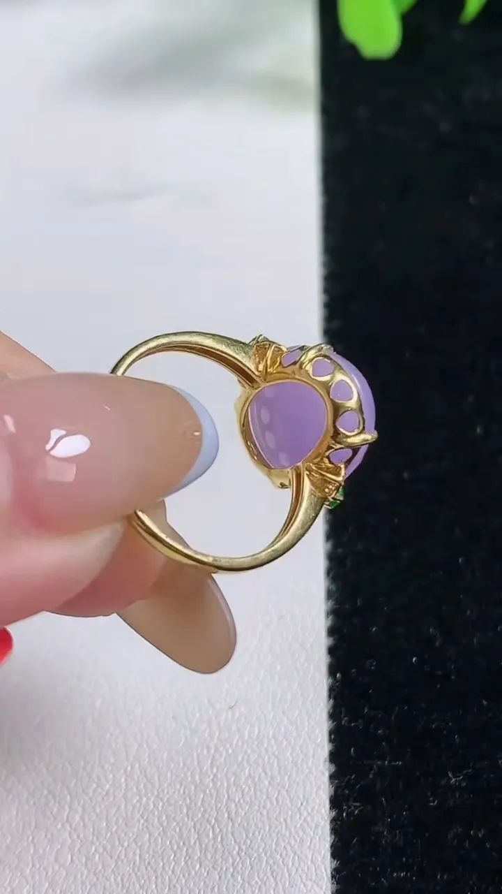 天然A货翡翠种紫罗兰蛋面戒指，尺寸17.2-13-11.2，重量:3.01g2025年11月9日
工厂直销收藏佳品,种好水足，色泽均匀，有种有色，上手高大气！