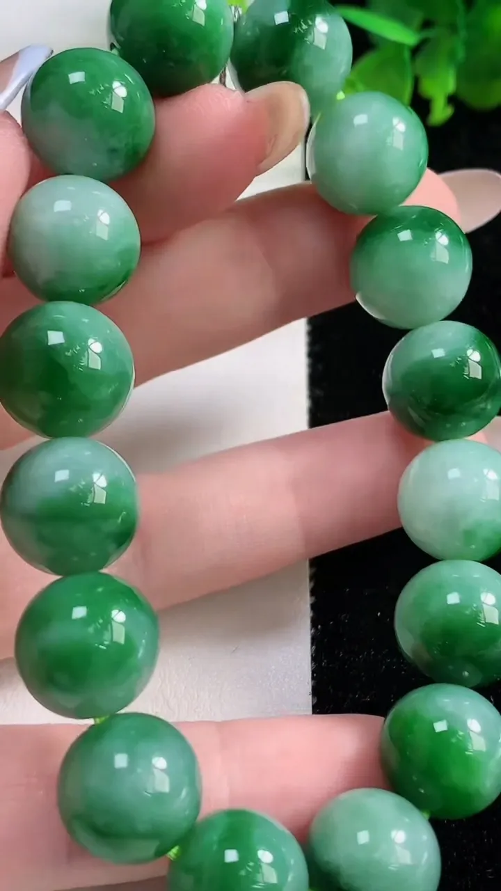 天然A货翡翠圆珠手串16颗，尺寸12.8，重量:58.38g11月9日
工厂直销收藏佳品,种好水足，
