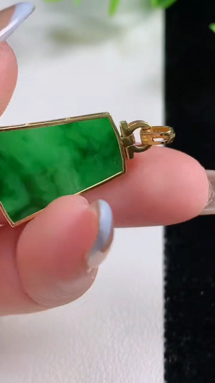 天然A货翡翠无事牌吊坠，尺寸21.8-16-2.1，重量:2.70g
11月9日