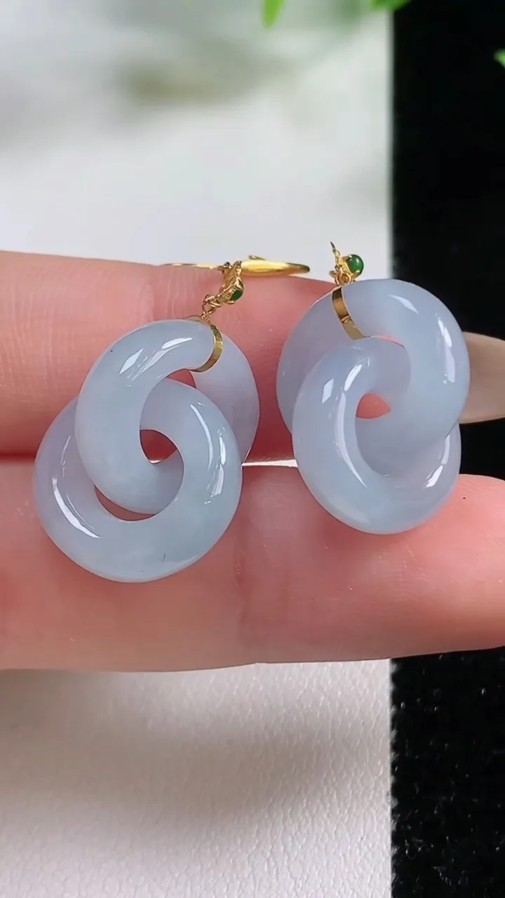 天然A货翡翠种紫罗兰环环相扣耳坠，尺寸15.5-5.4，重量:7.58g
11月9日