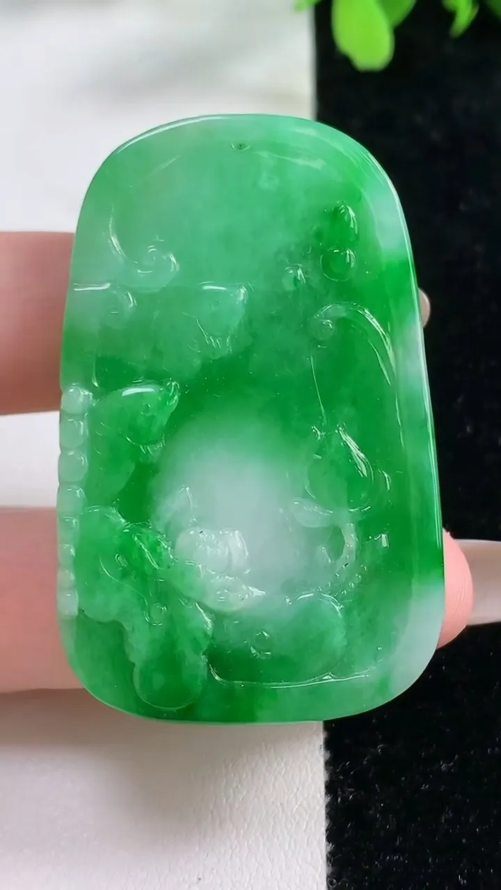 天然A货翡翠和和美美 荷叶鱼吊坠，尺寸49.5-31.5-5.2，重量:18.80g
11月9日