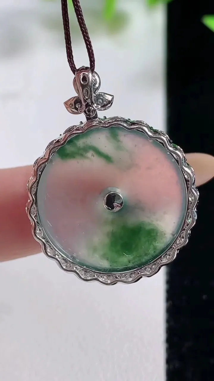 天然A货翡翠种飘花平安扣吊坠，尺寸29.7-22-6.4裸石20.5，重量:4.16g
11月9日
