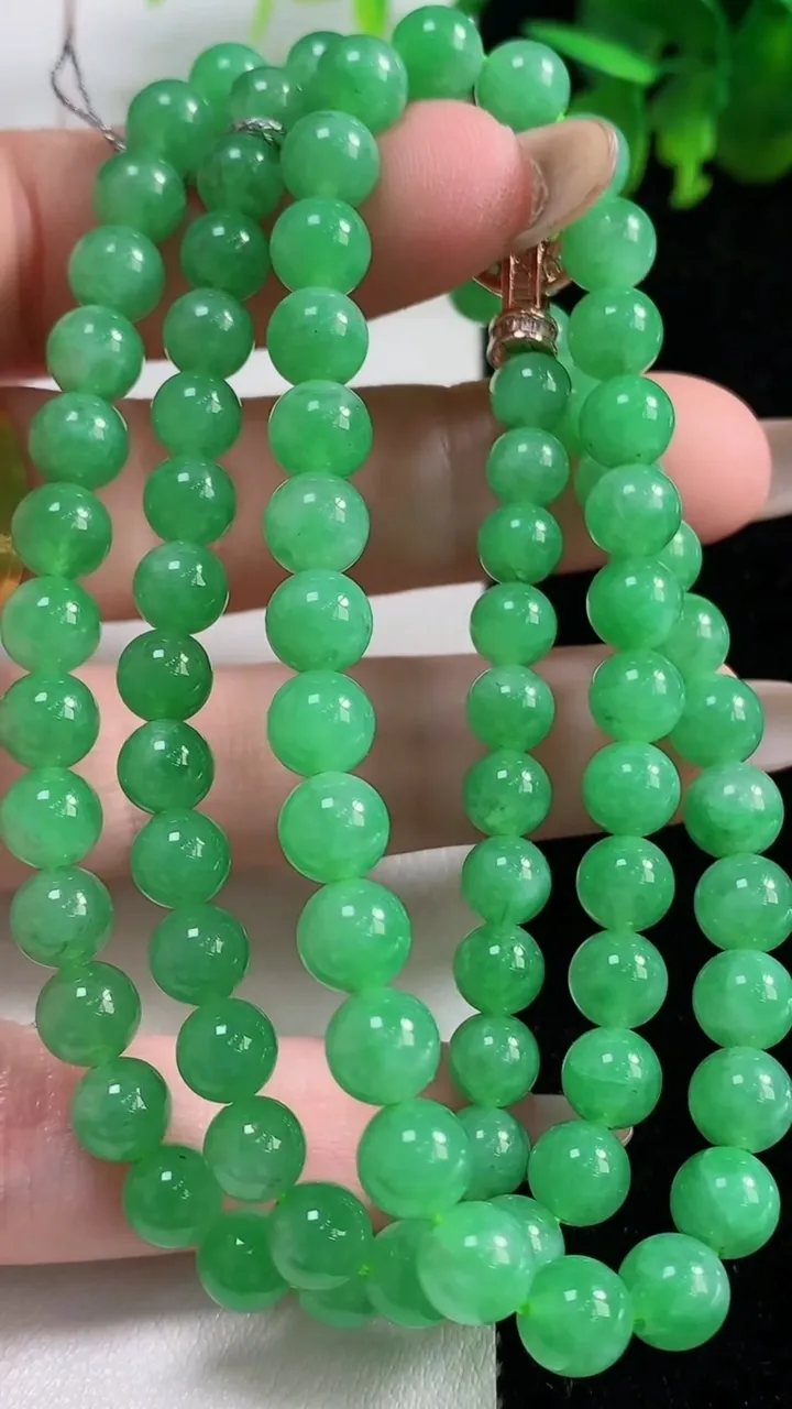 天然A货翡翠圆珠项链89颗，尺寸6，重量:39.35g11月9日
工厂直销收藏佳品,种好水足，色泽均匀，有种有色，上手高大气！