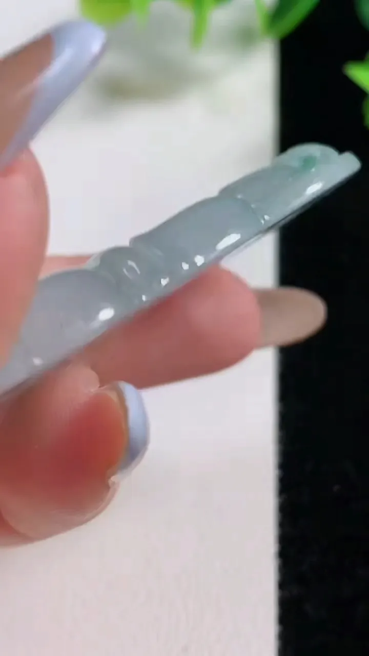 天然A货翡翠冰种飘花正装观音菩萨吊坠，尺寸53-33.7-5.7，重量:19.00g
11月9日