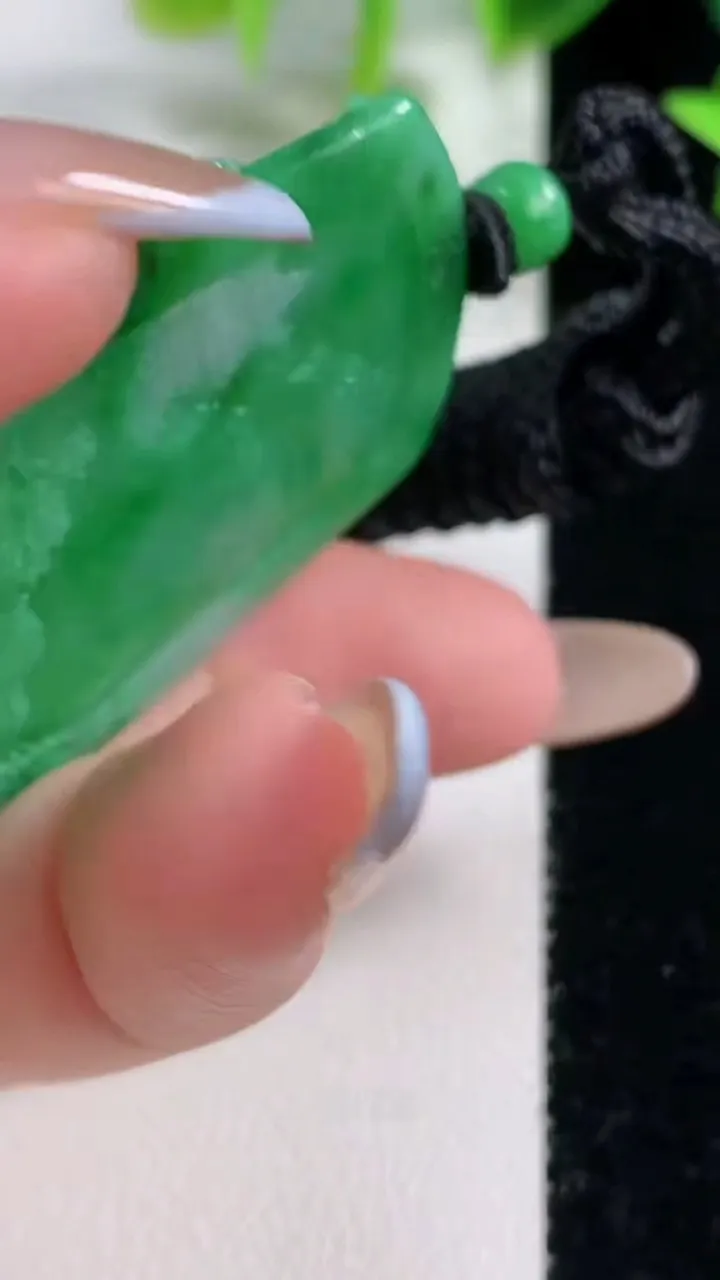 天然A货翡翠山水牌吊坠，尺寸54.6-35.4-7.6，重量:33.02g
11月9日