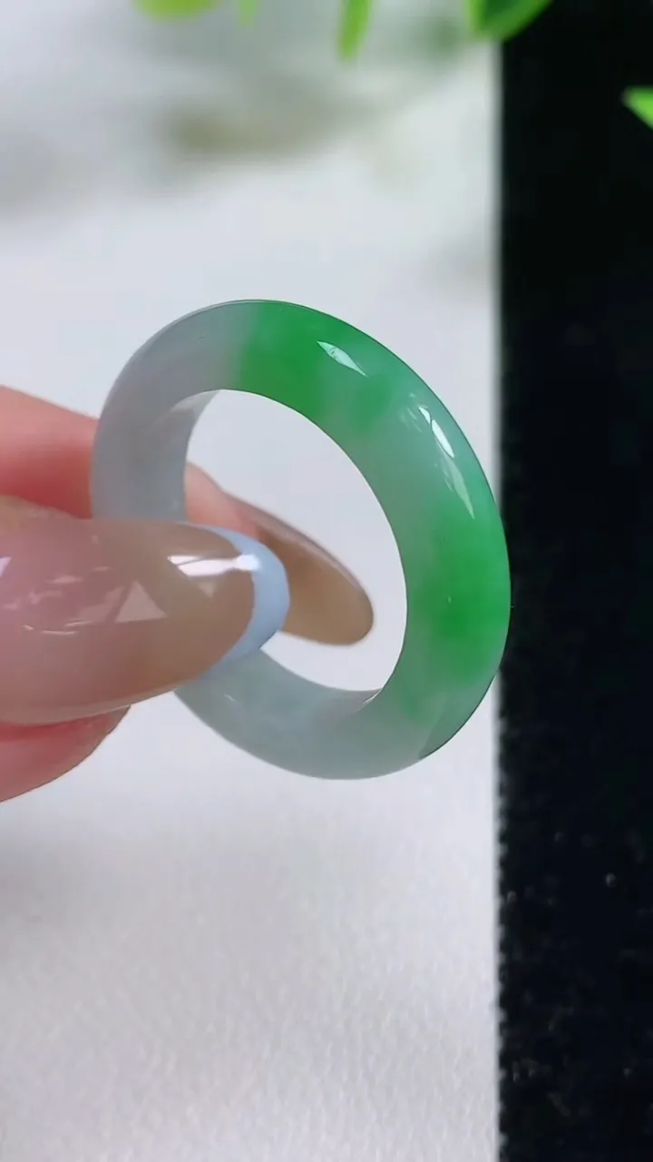 天然A货翡翠指环 戒指，尺寸19.5-4.8-4，重量:4.74g2025年11月9日
工厂直销收藏