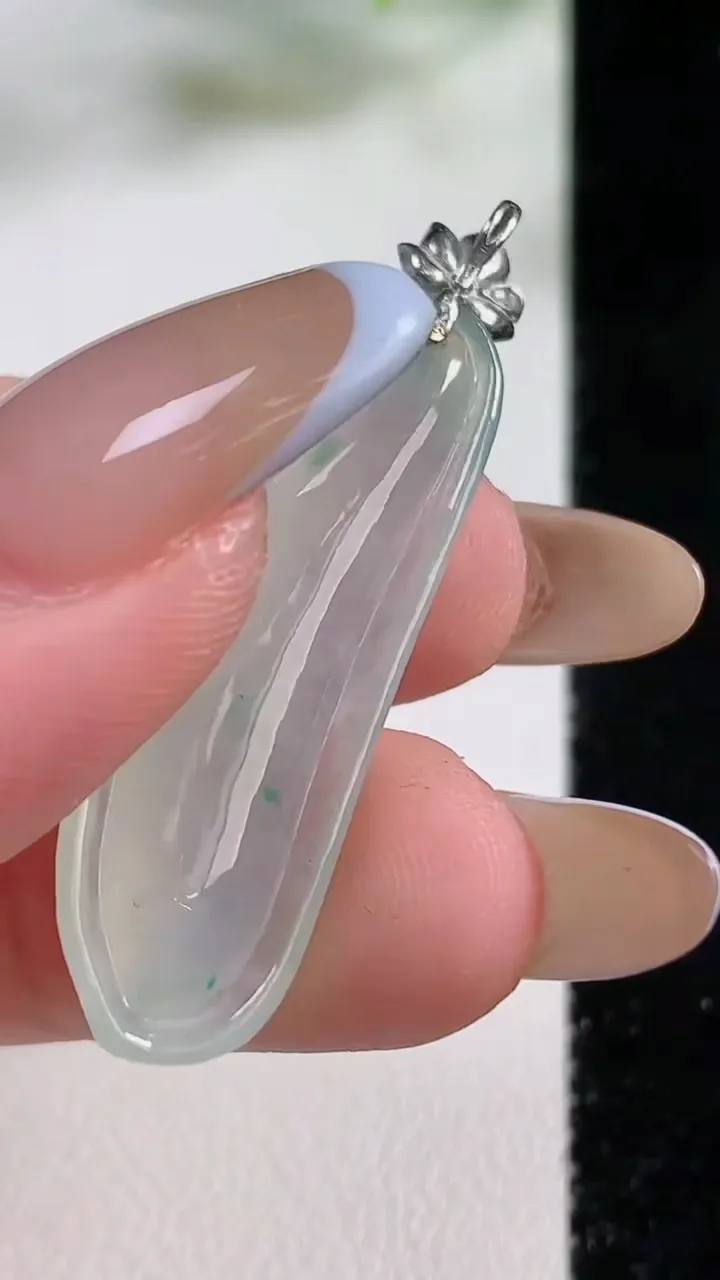 天然A货翡翠种飘花福瓜吊坠，尺寸36.6-11.4-5，重量:3.93g
11月9日