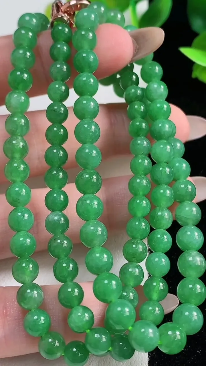 天然A货翡翠圆珠项链97颗，尺寸5.8，重量:32.59g
11月9日