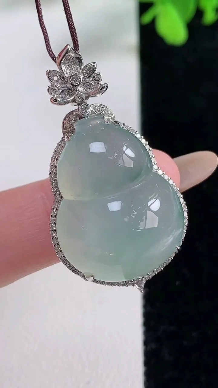 天然A货翡翠种飘花葫芦吊坠，尺寸37.7-20.7-12裸石24.3-18.3，重量:8.97g
11月9日