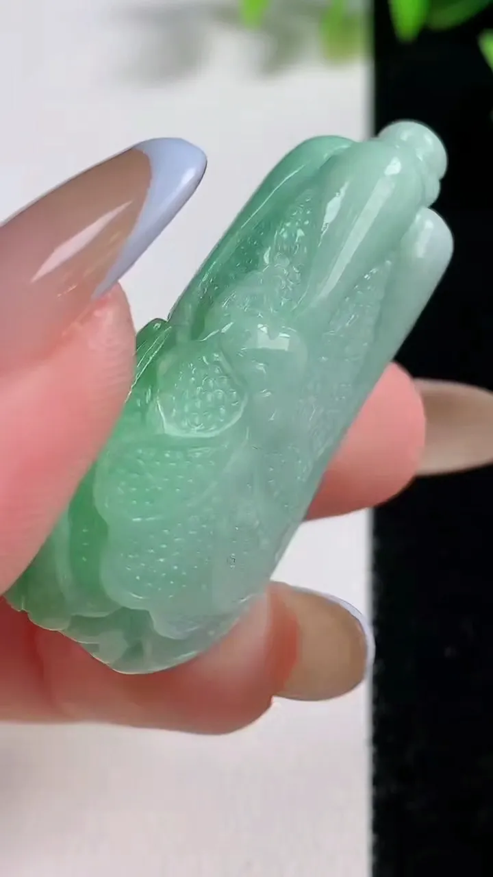 天然A货翡翠白菜吊坠，尺寸42.8-20-11.9，重量:17.72g
11月9日