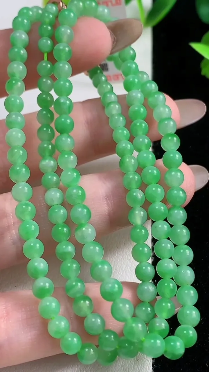 天然A货翡翠小米圆珠项链131颗，尺寸3.8，重量:19.59g
11月9日